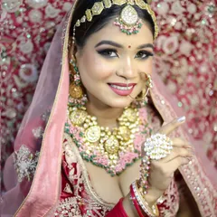 The perfect bridal look is a blend of tradition and flawless technique. Here, you can see a classic bridal makeup look, featuring radiant skin, defined eyes, and a timeless smile. I teach you how to create these unforgettable moments for every bride, making you a sought-after bridal makeup artist.