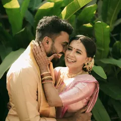 Pure happiness. This candid shot of a South Indian couple sharing a laugh is what authentic storytelling is all about.