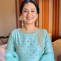 A close-up of this elegant mother of the groom. The look is simple, serene, and just like her.
