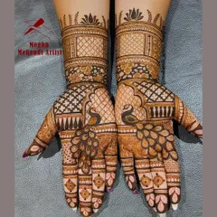 This design showcases the majestic peacock, with its feathers beautifully detailed on the palms, framed by traditional check patterns and lotus cuffs.