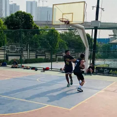 A one-on-one battle near the basket. This player uses his body to shield the ball while driving, a key technique for finishing strong in the paint.