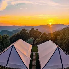 A view of the luxury tent accommodation available near our new squash courts in Uttarakhand. Train hard during the day and relax with stunning mountain sunsets in the evening.