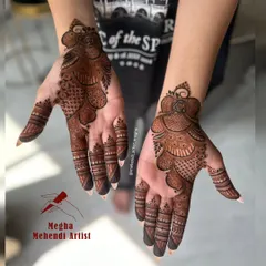 A unique and stylish design that flows diagonally across the palm, combining paisley shapes with detailed fillers for a contemporary feel.