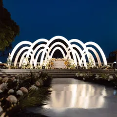 A modern and architectural approach to a Roce ceremony. These repeating white arches created a spectacular, clean, and elegant walkway and stage, proving that traditional events can have a contemporary and stylish feel.