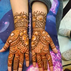 A beautiful and full design perfect for a bridesmaid or close family member. It features traditional lotus motifs and a dense jaali pattern on the palm.