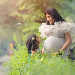 Surrounded by nature, a mother and daughter share a quiet look of love. These are the candid, heartfelt interactions I aim to freeze in time during a family maternity photoshoot.
