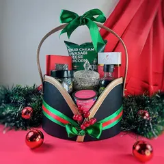 Our 'Winter Wonderland' hamper is the epitome of holiday elegance. This exquisite basket, tied with a green ribbon, contains a mix of luxury snacks and thoughtful keepsakes.