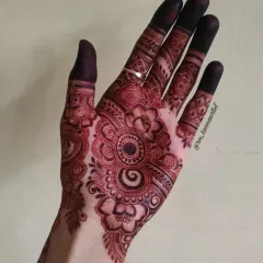 The final stain is everything. This is the gorgeous, deep reddish-brown colour you can expect from my 100% natural henna paste, with no chemicals at all.