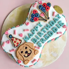 Go big with our popular bone-shaped cakes. This one was a special mango, blueberry, and chicken cake for Freddie's birthday pawty. It's a fun shape that's perfect for sharing with all their furry friends.