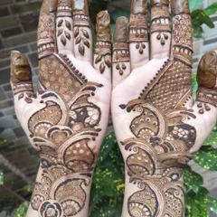 This is a beautiful example of a full-hand Arabic design created by one of my students. The pattern features bold, flowing paisley motifs that travel diagonally across the hands, with detailed work on the fingers.