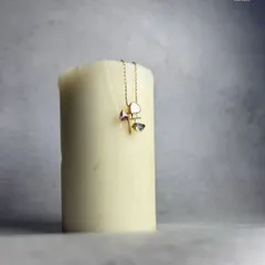A beautiful piece for days when you want your jewellery to feel natural and modern. This delicate gold chain with mismatched stone charms is beautifully imperfect.