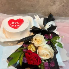 A simple and romantic gift set. This hamper pairs a heart-themed bento cake with a lovely bouquet of red and white roses, perfect for an anniversary or just to say "I love you."