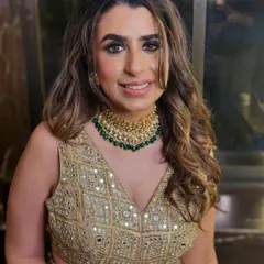 For a bold and captivating look, I specialize in the signature smokey eye. Here, I paired it with soft, open waves and a neutral lip to let the eyes be the main focus, creating a powerful look for an evening event or cocktail party.