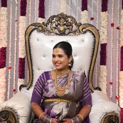 Celebrating the beautiful mom-to-be, Sahana! For her baby shower, we chose a radiant and regal look that highlighted her natural glow. Seated on her throne, she looks every bit the queen she is.