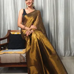 A relaxed moment before the awards show. Shruti looks effortlessly elegant in the shimmering gold saree and a simple black blouse.