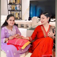 It was a pleasure to apply Karwa Chauth mehendi for actress Debina Bonnerjee. Here I am creating a simple yet elegant design for her.