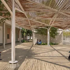 The climate in Talaricheruvu can reach 48 degrees Celsius. The extensive canopy, made from over 12,000 locally sourced bamboo poles, provides crucial shade and respite from the summer heat.