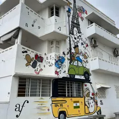 We love the quirky and vibrant street art in Pondicherry that blends French and Indian culture, like this mural featuring the Eiffel Tower and an auto-rickshaw.