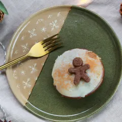 This Christmas plate is part of a collection I made three years ago, which marked the beginning of my journey with seasonal drops.
