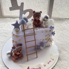 A dreamy teddy bear-themed half-cake for a six-month birthday. The little bears are climbing a ladder to the stars.