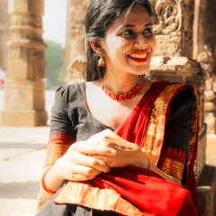 This close-up captures a genuine, happy expression, which is what I always look for. The intricate carvings of the monument provide a rich, textured background for this ethnic wear portrait.