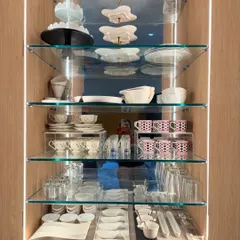 A bright and beautiful crockery cabinet with glass shelves. We've organized everything from cake stands and serving platters to daily-use cups and glasses, creating a system for every occasion.