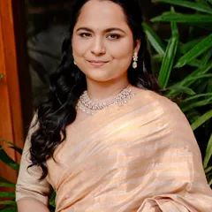 For Madhura's Tilak ceremony, the brief was a true 'no-makeup' makeup look. I used minimal product on the eyes, a soft brush of color on the cheeks and lips, and styled her hair in loose waves for a simple, put-together look.