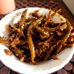 My Gud ki Mirch pickle offers a beautiful balance of sweet and spicy. The jaggery (gud) cuts the heat of the green chilies, creating a delicious sweet and hot condiment that is very addictive.