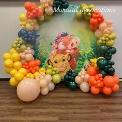 This circular backdrop features Simba, Timon, and Pumbaa, framed by a colorful organic balloon garland. It’s a fantastic focal point for a jungle or Hakuna Matata themed birthday party.