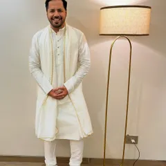 A serene and classic 'Chand wala safeed' all-white kurta look. This outfit is perfect for themed nights or more elegant, daytime festive events.