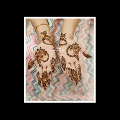 Another look at this graceful and minimal mehendi design, showing its delicate flow on the hands.