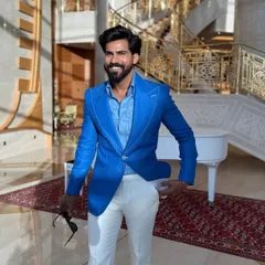 A cheerful and confident look in our blue linen blazer, paired with white trousers for a classic summer combination.