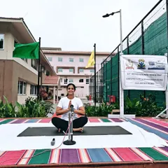 A moment of gratitude before leading the session. Being able to share the gift of yoga with so many people is a privilege I hold close to my heart.