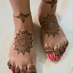 A simple and beautiful mandala design for the feet, paired with a delicate chain-like pattern for the anklet. This is a popular choice for guests and bridesmaids.