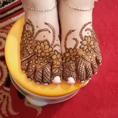 A lovely floral design for the feet. The patterns are focused on the top of the foot, creating a look that is both beautiful and comfortable for the bride.