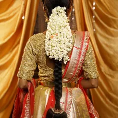 A full and fragrant bridal braid created using jasmine flowers stitched down its length. This style not only looks beautiful but also adds a traditional fragrance, perfect for a South Indian bride.