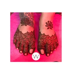 Bridal feet adorned with delicate lotus motifs and scalloped patterns. This design ensures a complete and stunning bridal look.