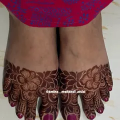 A simple yet elegant floral band design for the feet, perfect for a party or smaller occasion.