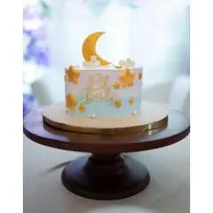 A close-up of the adorable "Oh Baby" themed cake, featuring a crescent moon and stars, perfectly matching the sweet and dreamy vibe of the baby shower.