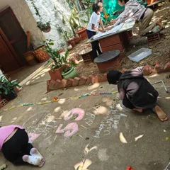 This is how we explore mathematics. Some children transcribe a mammoth 59-sided polygon with chalk on the ground, while others work on finding patterns with cubes. For us, math is not confined to books; it is a language we find in the world around us, full of patterns, odd shapes, and joyful discovery.