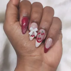 Sweet and charming, this set is all about the details. It features hand-painted cherries, a 3D white bow, and glittery red accent nails for a look that's super cute and trendy.