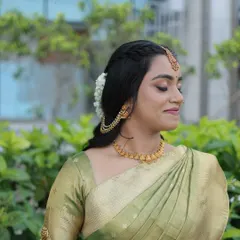 No filters, just strategic artistry. For this South Indian beauty, we focused on a minimal base to let her skin shine, with soft copper eyes and fresh jasmine for a touch of quintessential elegance.