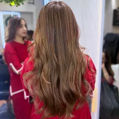 A full look at the softly illuminated bronde, crafted to perfection with seamless highlights.