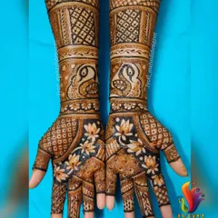 Symmetrical and stunning. This full-hand bridal design features matching patterns on both hands, incorporating beautiful lotus flowers and peacock figures for a classic and auspicious look.