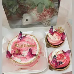 A simple yet beautiful bento set with a mini cake and two matching cupcakes. The pink butterfly theme is delicate and pretty, perfect for a small, intimate celebration.