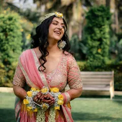 The pure joy of a Haldi ceremony. Vibhuti’s makeup was kept minimal and radiant, with a focus on waterproof products to ensure she looked flawless through all the fun and games.