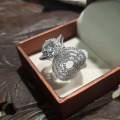 A perfect ring for a special celebration. This GIA-certified real diamond ring, made in 18kt gold, features a unique design with a 1-carat solitaire, symbolizing joy and timeless sophistication.