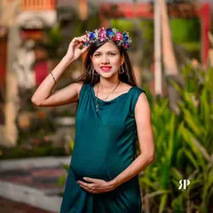 Here is another look at the elegant dark green maternity gown, paired with a beautiful floral crown. It's a versatile dress that works for many different styles of photoshoots, giving you a timeless and graceful look.