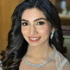 A perfect example of a soft and radiant Roka look. For this beautiful bride, I created a fresh, dewy base that lets her natural skin shine through, complemented by subtle eye makeup and a rosy lip. It’s elegant, timeless, and photographs beautifully.