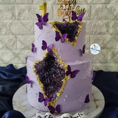 I am obsessed with how this two-tiered geode cake turned out. The rich purple, the sparkling crystal details, and the delicate butterflies make this a true showstopper for a first birthday, proving that even kids' cakes can be incredibly artistic.
